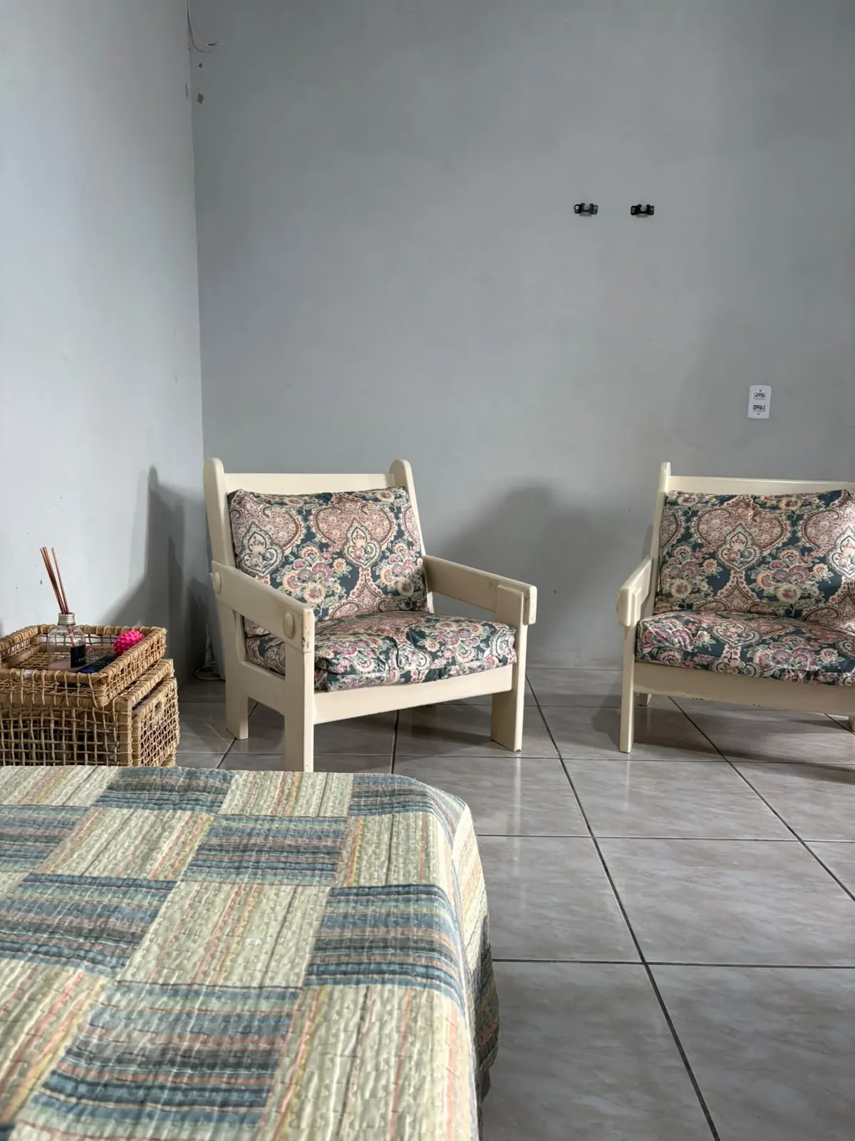 Quarto e espaço de descanso do Residencial Aurora em Tramandaí