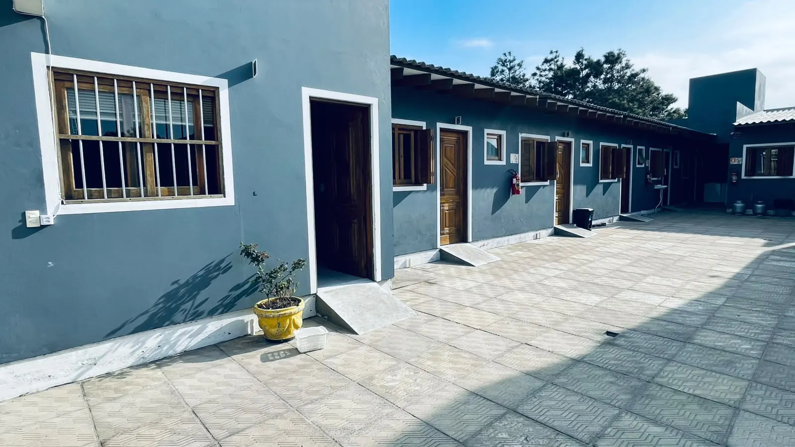 Pátio amplo e ensolarado do Residencial Aurora em Tramandaí